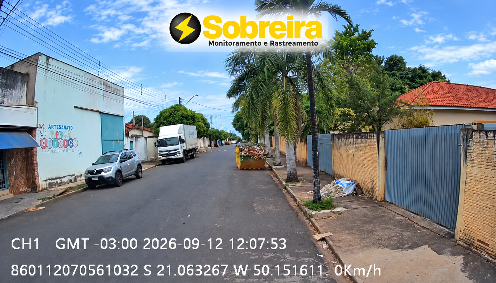 Imagem frontal captada por câmera veicular em uma rua de Birigui com o logo da Sobreira