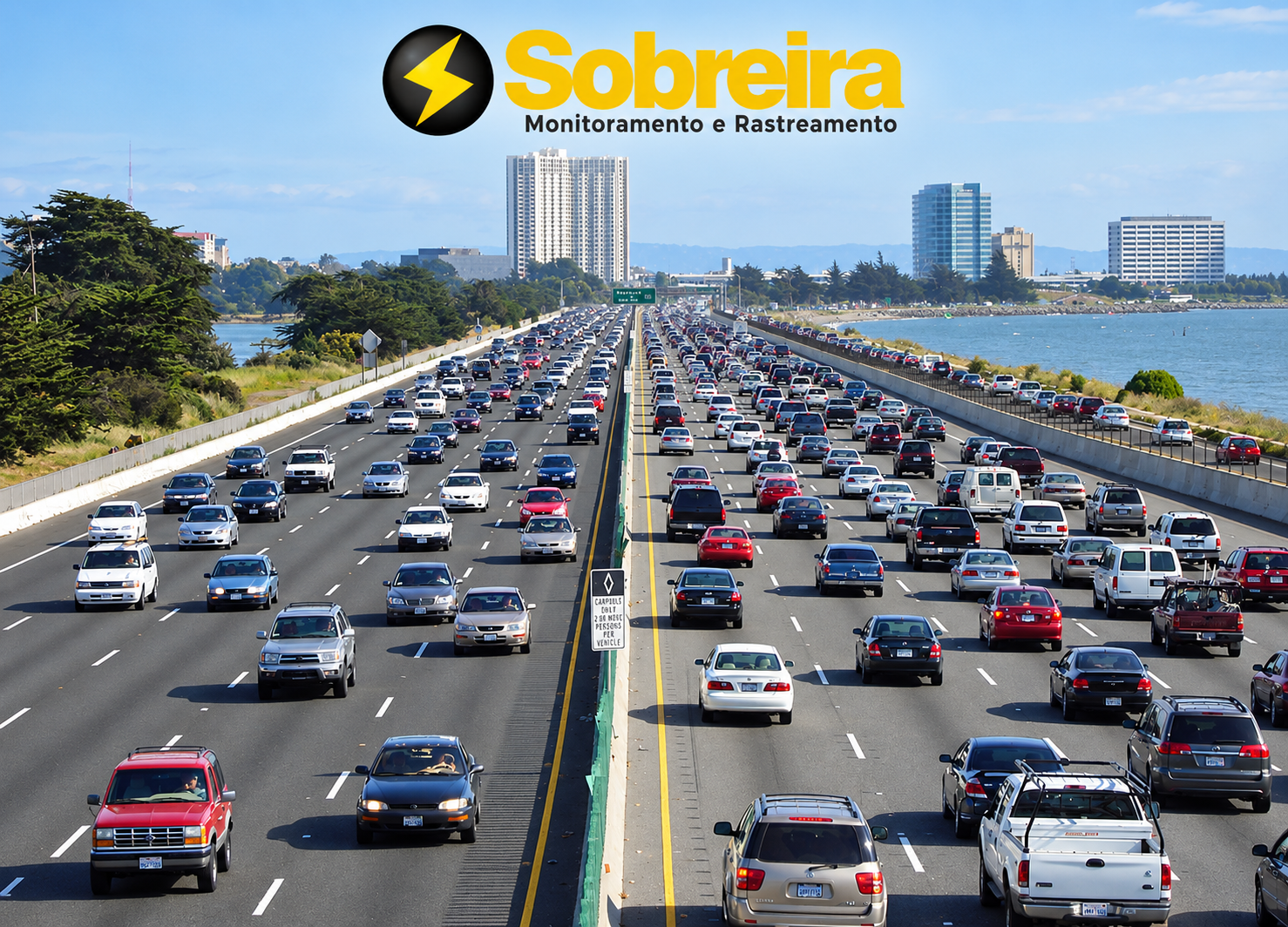 Veículos particulares em rodovia com o logo da Sobreira